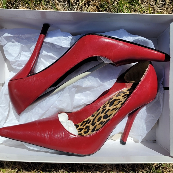 Wild Pair Red Heels with Pointed Toe - Picture 6 of 6